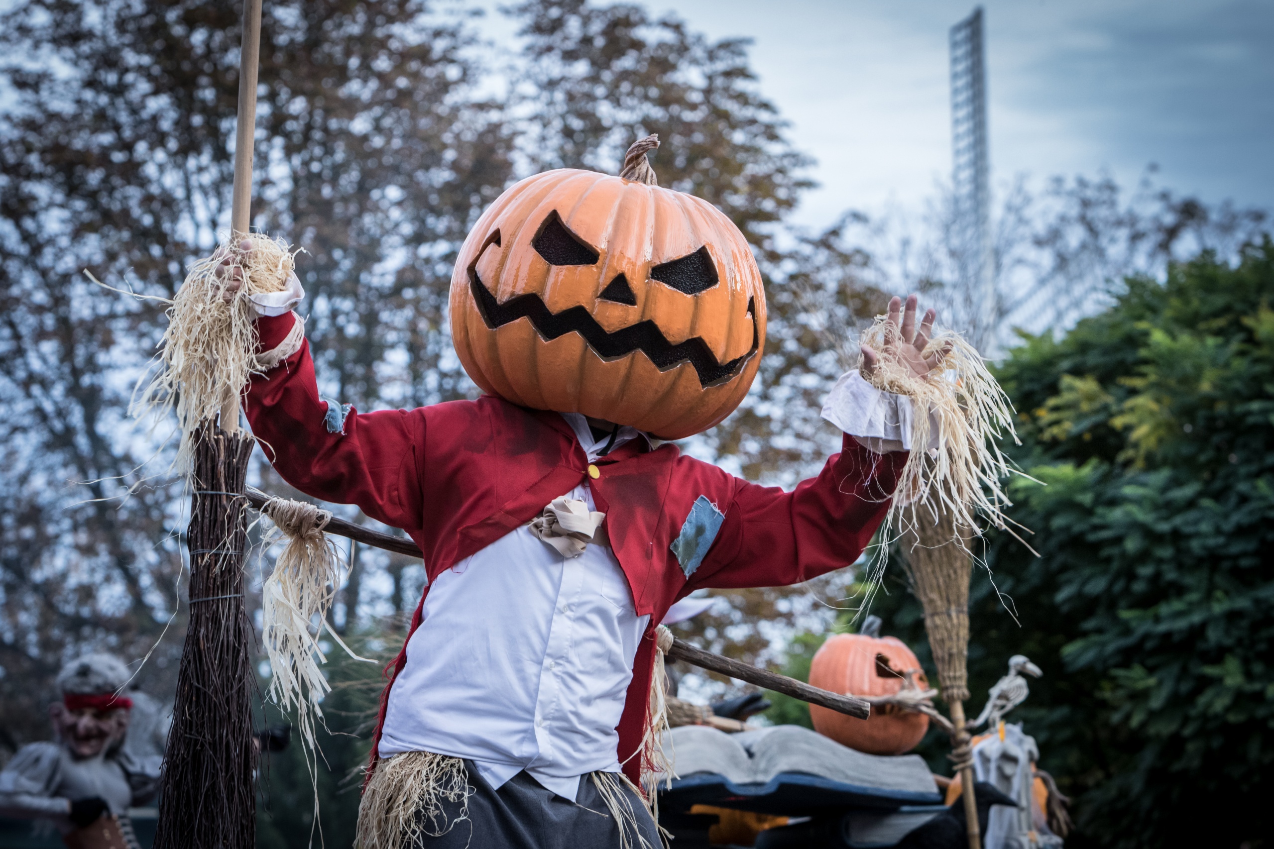 Ein verkleideter Mensch mit Kürbis auf dem Kopf bei der Halloween-Parade